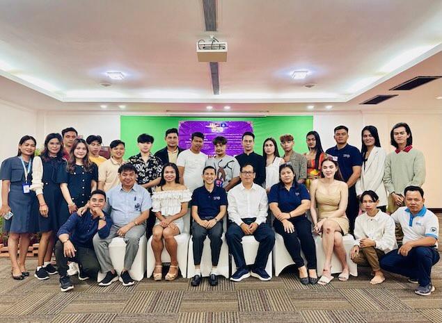 Une ligne d’écoute gratuite soutient la santé mentale des personnes LGBTIQ+ au Cambod