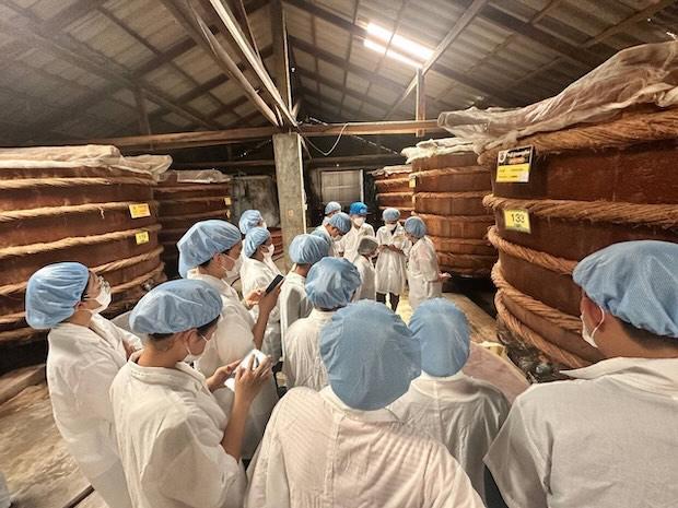 Une visite d’entreprise enrichissante à Kampot pour les jeunes entrepreneurs francophones