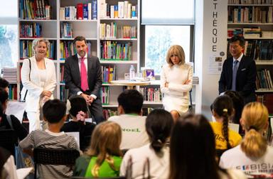Andrew Lau, Laurence Huret, William Haandrikman, Yves Saint Marc Girardin et l'équipe de l'Alliance française avec Brigitte Macron.