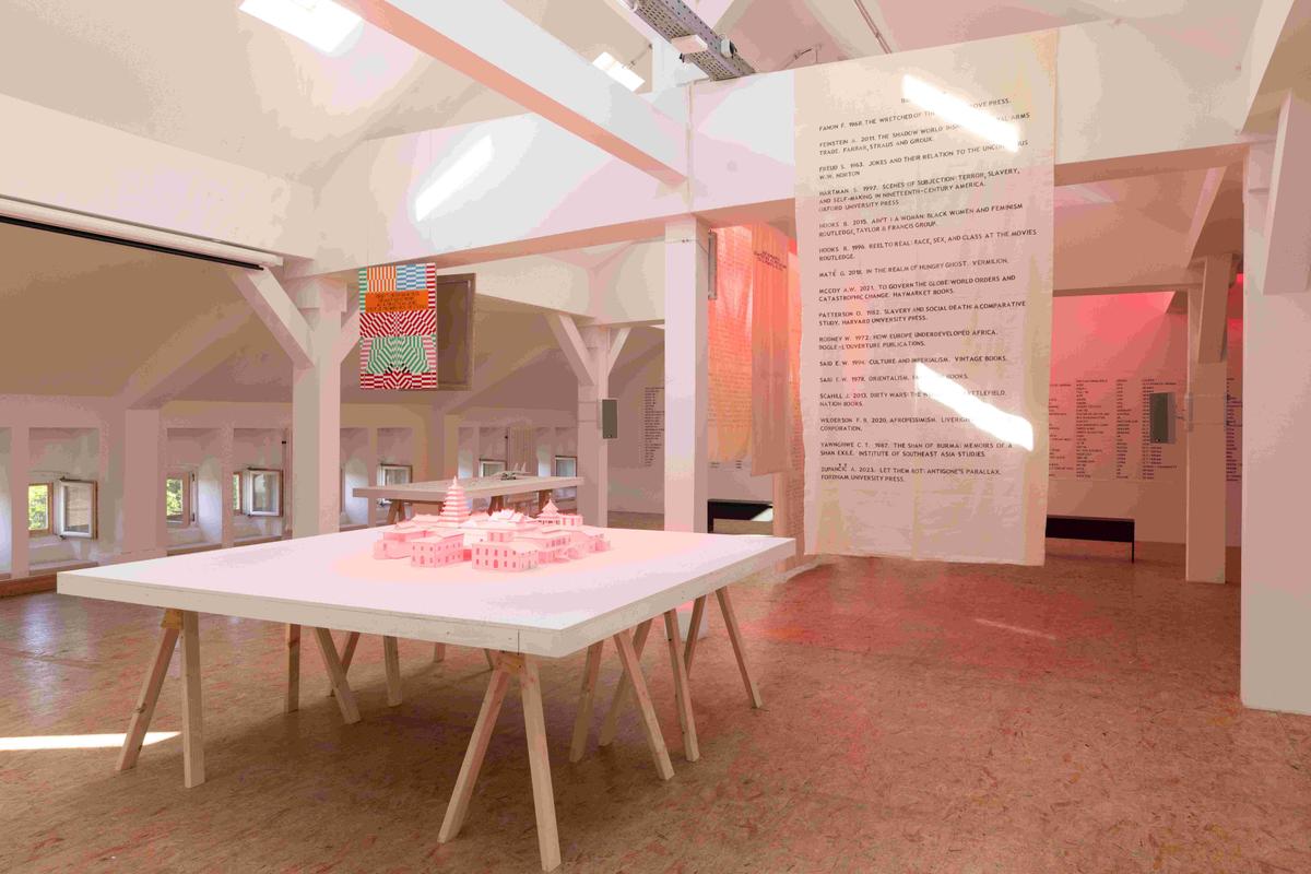 Installation de Sawangwongse Yawnghwe dans le cadre de la biennale de Berlin