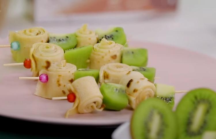 brochettes de fruits et de crepes