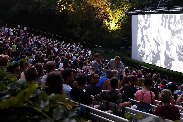 Cinéma en plein air dans le parc de Hasenheide