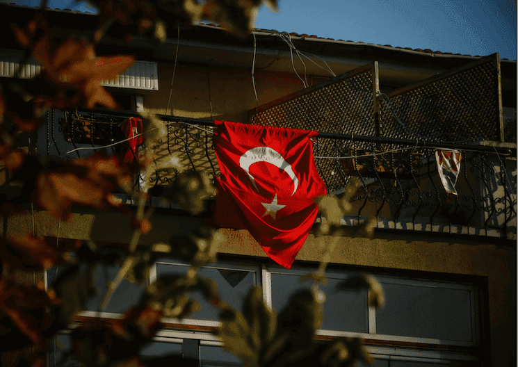Drapeau turc accroché à un balcon à Istanbul durant le Bayram 2025