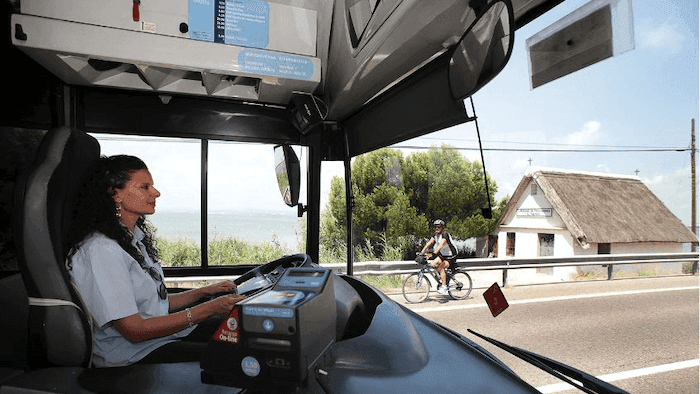 femme en trainde conduire un bus emt à valencia