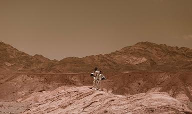 Deux personnes en combinaison spatiale sur mars