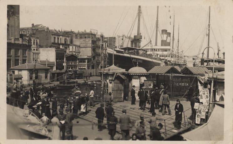 Photo d’archive du ferry Gülcemal amarré à Istanbul dans les années 1930, avec des passants sur le quai.