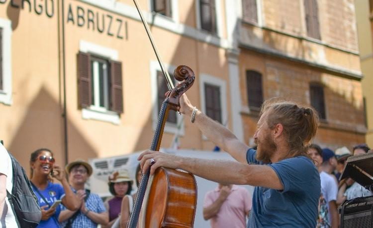 homme joue du violoncelle