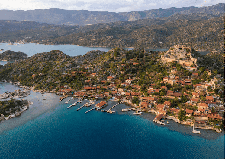 Vue du village de Kaleköy à Kekova, son château et ses criques turquoise sur la côte méditerranéenne de Turquie