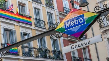 station de metro Chueca aux couleurs arc en ciel lgbt friendly