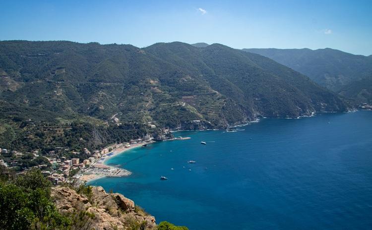 vue sur la mer et falaises depuis une colline