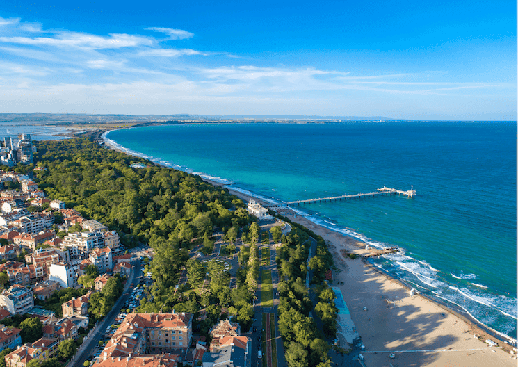 Vue aérienne des plages et du ponton de Burgas, station balnéaire bulgare sur la mer Noire