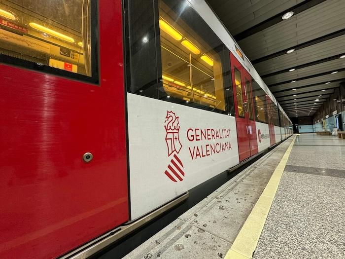 wagon rouge de metro à valencia
