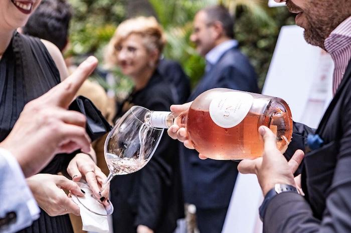 sommelier en train de servir du vin rosé lors du Sommelier Edit en espagne 2025