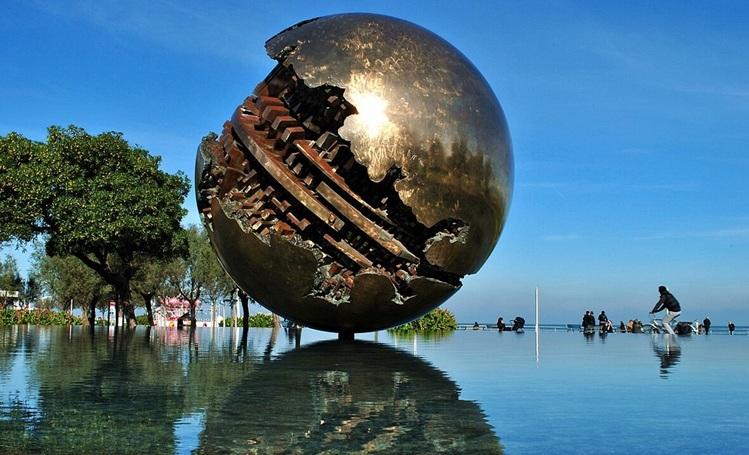 sphère arnaldo pomodoro