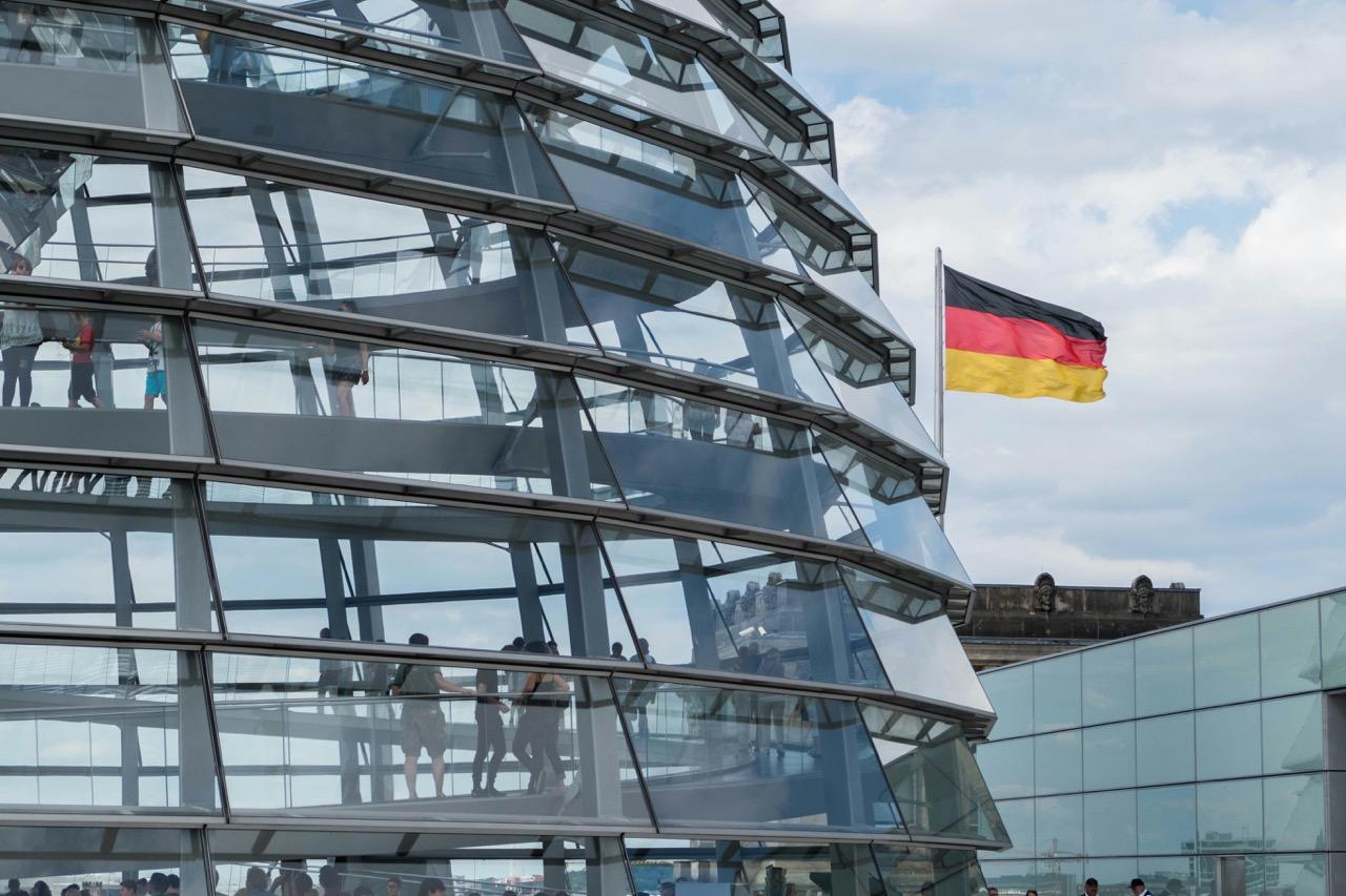 Vue d'un drapeau allemand près du Reichstag