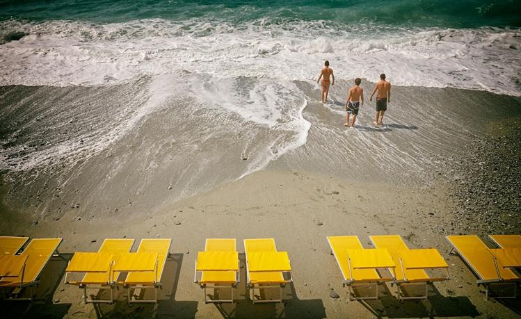 transat jaune sur une plage devant la mer
