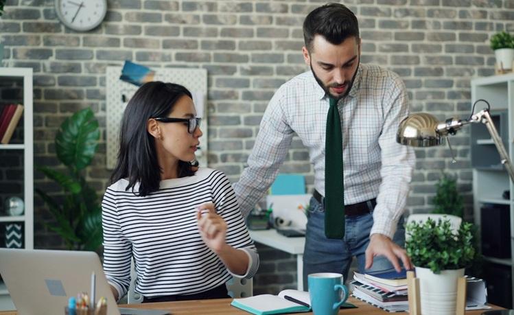 une femme et un homme au bureau_vitaly-gariev-unsplash
