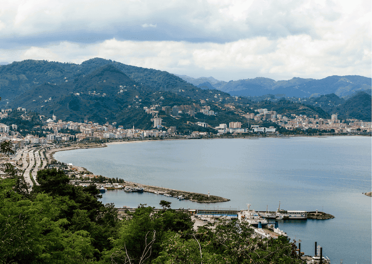Vue panoramique de la ville de Giresun, entre montagnes verdoyantes et mer Noire, cœur de la culture de la noisette en Turquie