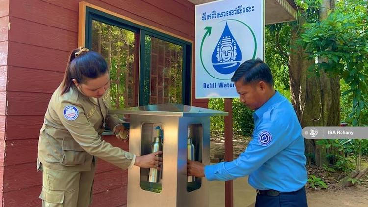Des stations d’eau potable pour un tourisme plus durable à Angkor