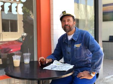 Herman Dune, un artiste à Los Angeles assis sur à une terrasse