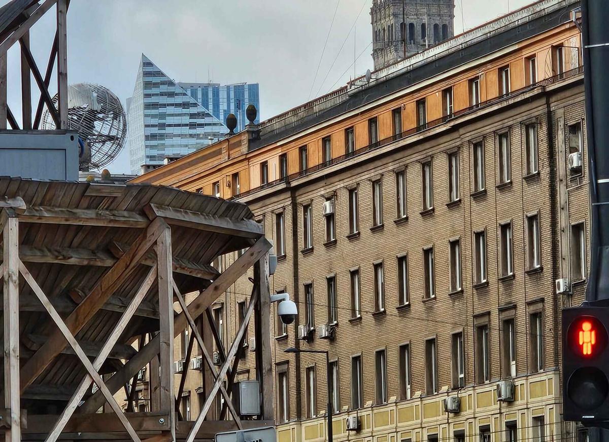 À propos : C’est la Pologne ! On ne traverse pas au rouge !