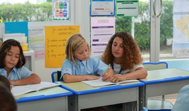 Enseignante et élèves à l’école BCIS de Phuket
