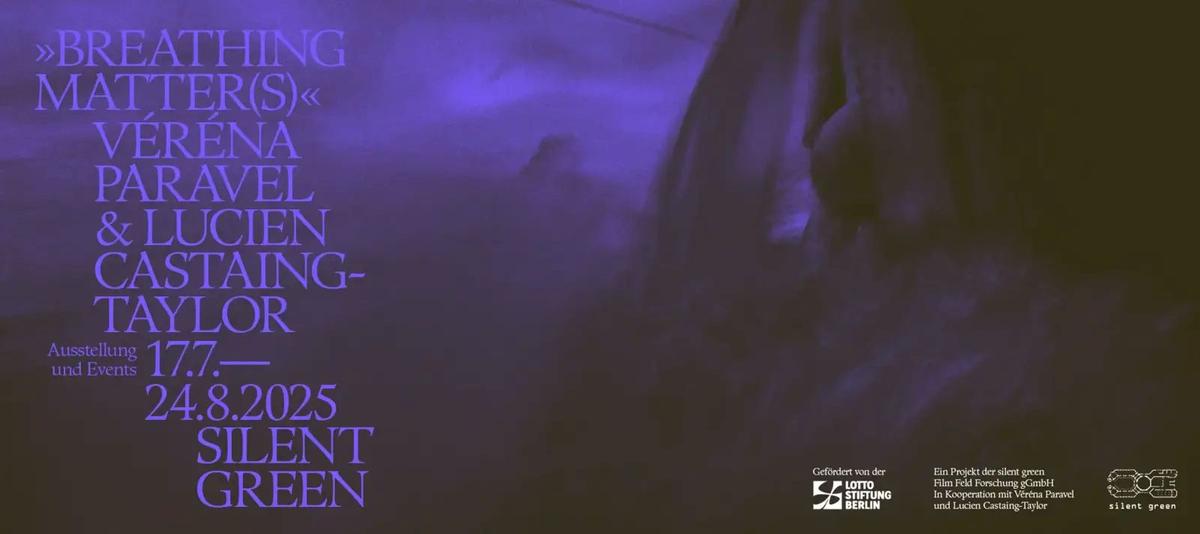 affiche avec fond de brouillard noir et violet, et les informations essentielles sur l'expositions écrites à gauche en violet clair