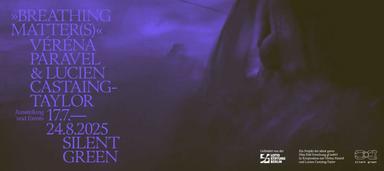 affiche avec fond de brouillard noir et violet, et les informations essentielles sur l'expositions écrites à gauche en violet clair