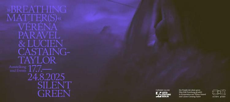 affiche avec fond de brouillard noir et violet, et les informations essentielles sur l'expositions écrites à gauche en violet clair