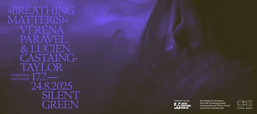 affiche avec fond de brouillard noir et violet, et les informations essentielles sur l'expositions écrites à gauche en violet clair