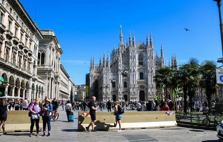 des personnes sous le soleil au duomo de milan