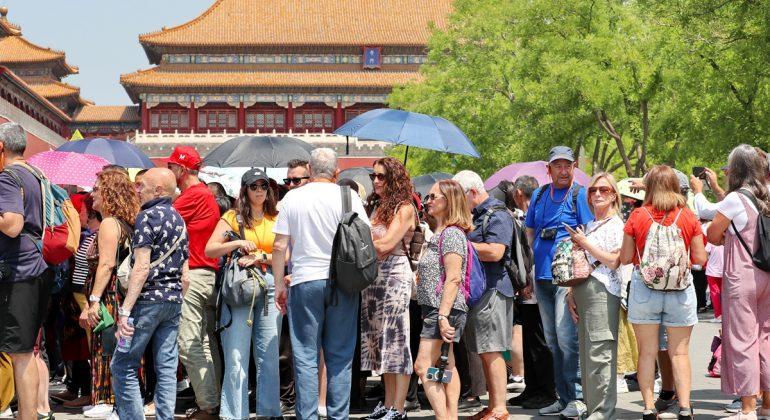 foreign-tourists-GT-r8o8017jvhq621pef970inyd9wlhxhkug12br2lwbs