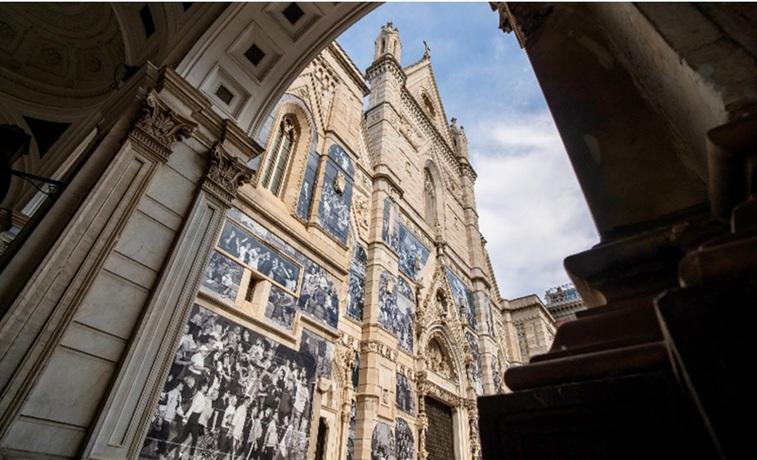 fresque de JR sur le Duomo de Naples