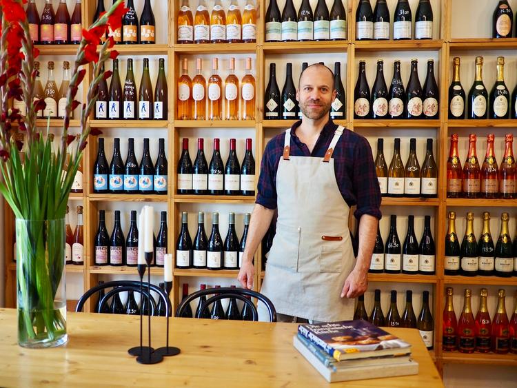 Julien Sanchez dans son café le Petit Paris