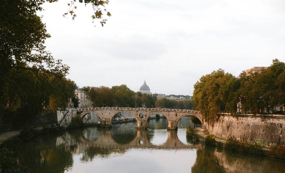 le fleuve du tibre et pont à Rome