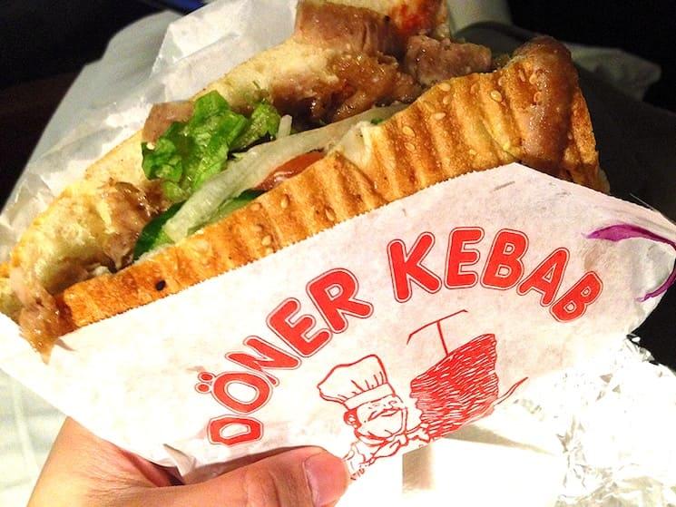Logo du döner kebab imprimé sur un emballage alimentaire, avec un sandwich partiellement entamé