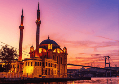 La mosquée d'Ortaköy à Istanbul au coucher du soleil, avec le pont du Bosphore en arrière-plan