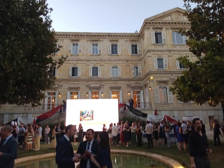 nvités rassemblés devant le Palais de France à Istanbul lors de la célébration du 14 juillet 2025