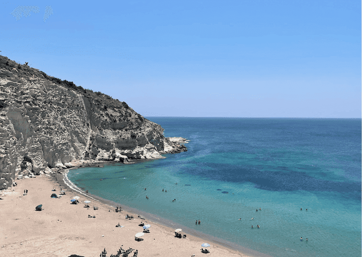 La plage Kleopatra en Turquie, eaux turquoise et sable doré sous le soleil d’été – photo Sarah Goldenberg