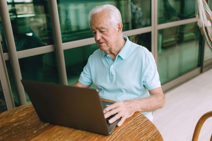 un retraite seul devant un ordinateur portable