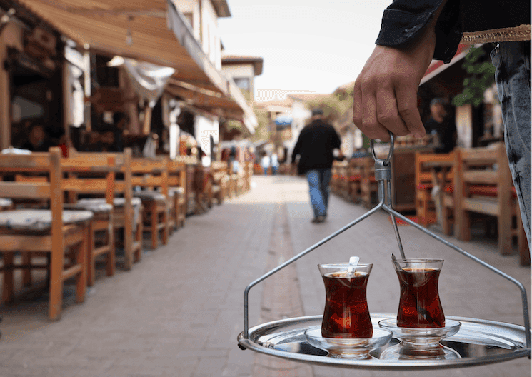 Plateau de verres de thé turc servi dans une rue traditionnelle en Turquie, symbole de convivialité
