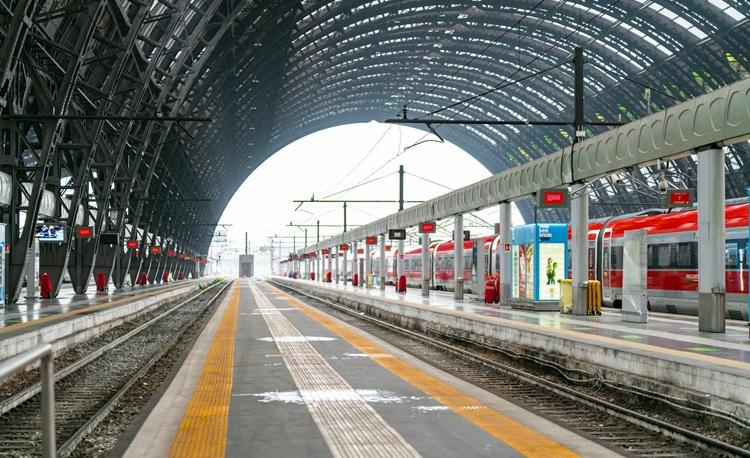 train sur le quai d'une gare en Italie - Photo de Anastasiia Nelen sur Unsplash