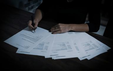 une femme assise avec plusieurs papiers