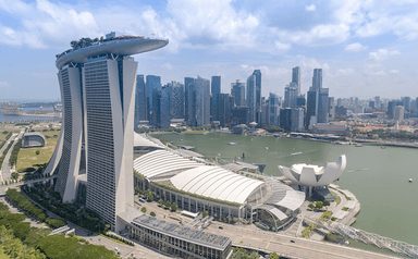 Crédit photo : Aerial Marina Bay Singapore, 21 juillet 2017, via Wikimedia Commons