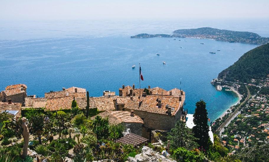 vue sur la mer depuis une colline