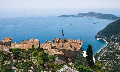 vue sur la mer depuis une colline