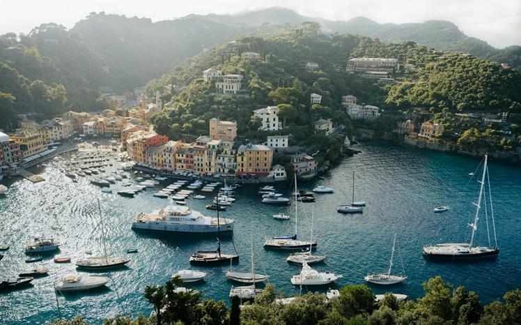 yatch dans la baie de POrtofino en Italie