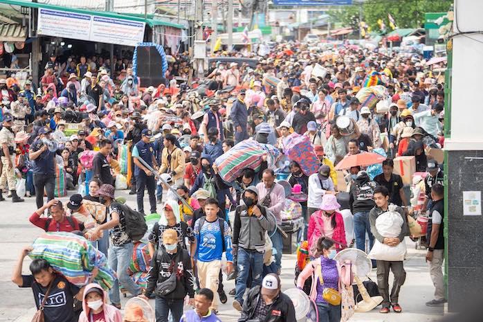 ambodian workers have returned from Thailand through the Daung International Border in Battambang province on Aug. 6. Photo_ Facebook_Sok Lou