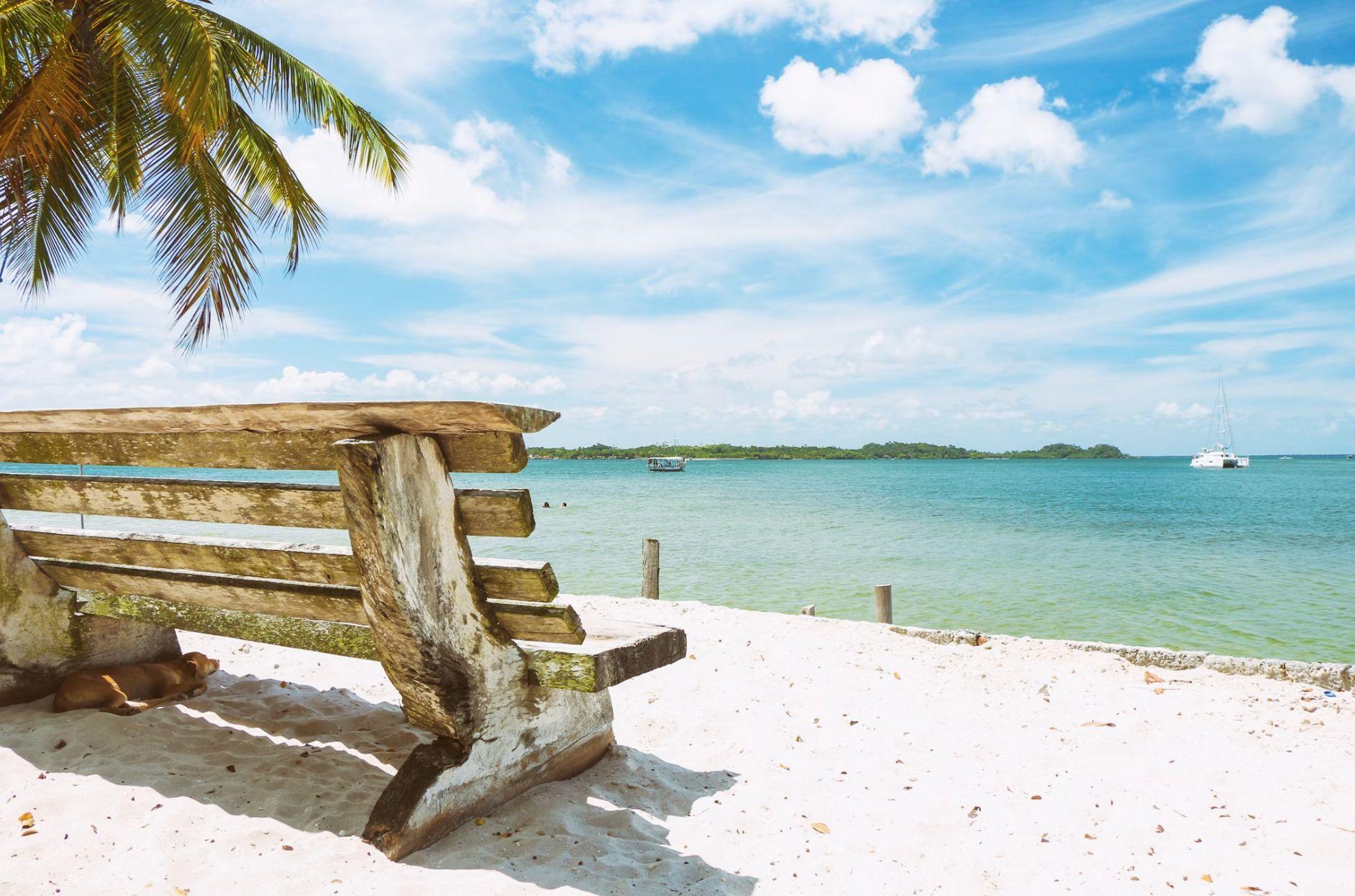 Un banc sur la plage