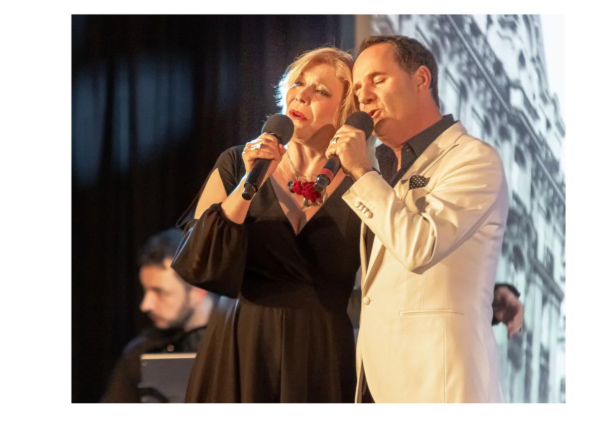 La chanteuse Justyna Bacz et le chanteur Chris Schittulli